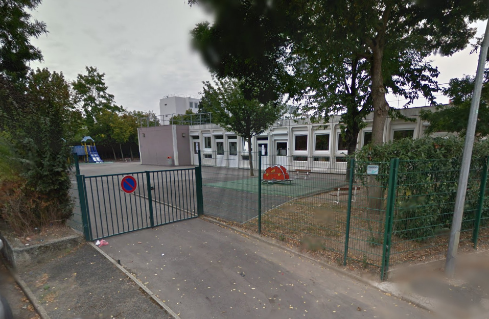 Les policiers ont constaté que la porte en bois qui donne accès à une réserve de livres scolaires était fracturée.