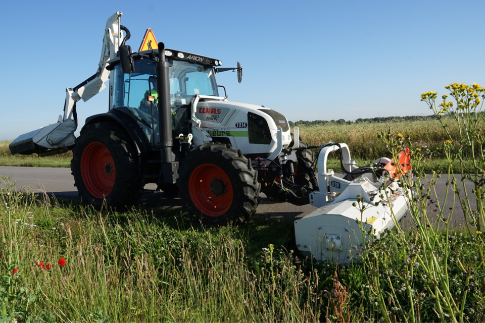 34 tracteurs sillonnent les 4200 km de routes départementales pour entretenir environ 1200 ha de dépendances vertes, soit l’équivalent de 1700 terrains de football !