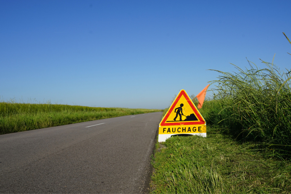Fauchage des bords de route dans l'Eure : l’équivalent de 1700 terrains de foot à tondre !