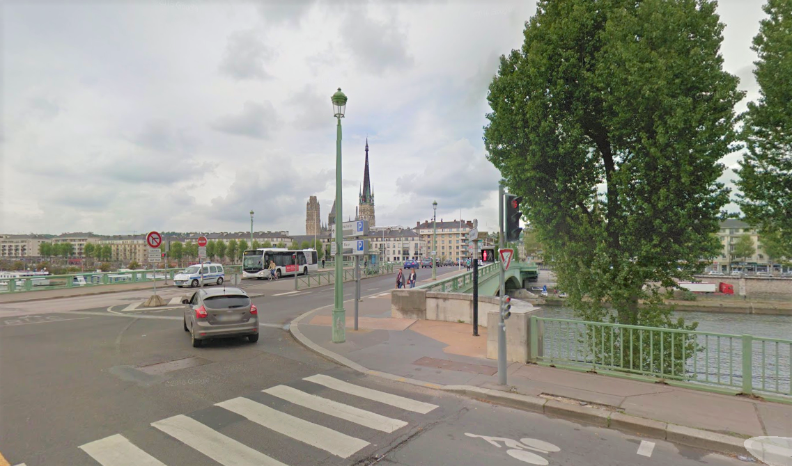 Selon les témoins, la personne assise sur une chaise tenue à bout de bras par trois individus aurait basculé dans la Seine à hauteur du pont Corneille (Illustration © Google Maps)