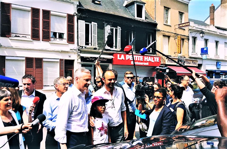 Edouard Philippe et Bruno Le Maire dans la rue Isambard, à Pacy-sur-Eure, ce dimanche après-midi (Photo extraite du compte Twitter de B.Le Maire)