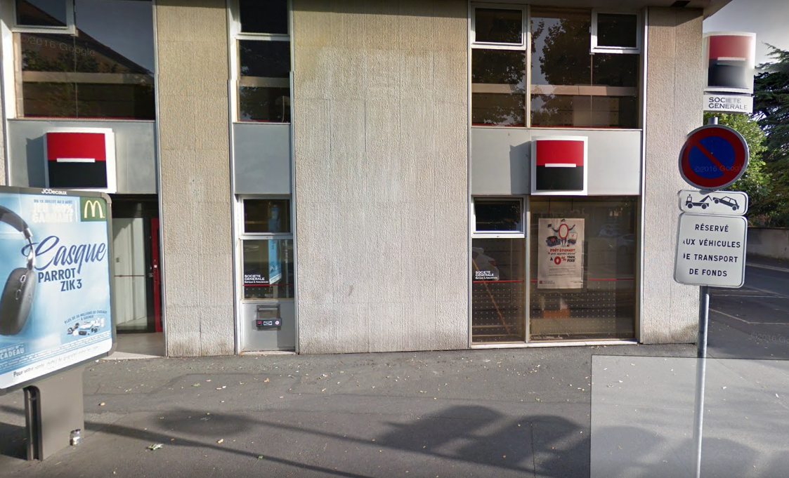 L'homme cagoulé rôdait près du distributeur de billets (Illustration © Google Maps)