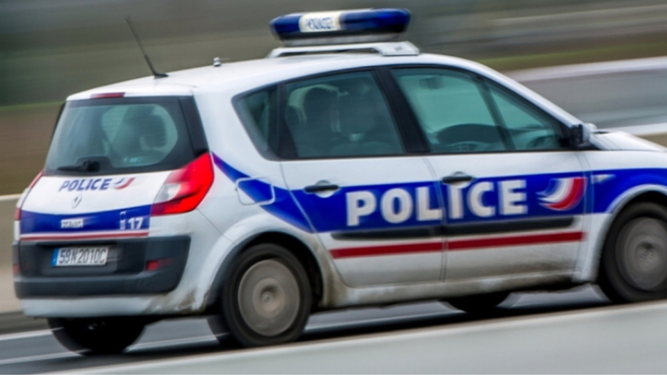 Le jeune homme a foncé sur la voiture de police et a réussi à s'échapper  (Illustration)