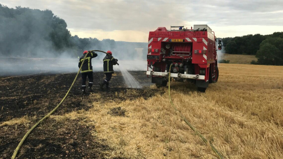 Les sapeurs-pompiers de l'Eure sont intervenus plus d'une vingtaine de fois ces derniers jours pour des feux de récoltes, de broussailles et de végétations (Photo © D.R.)