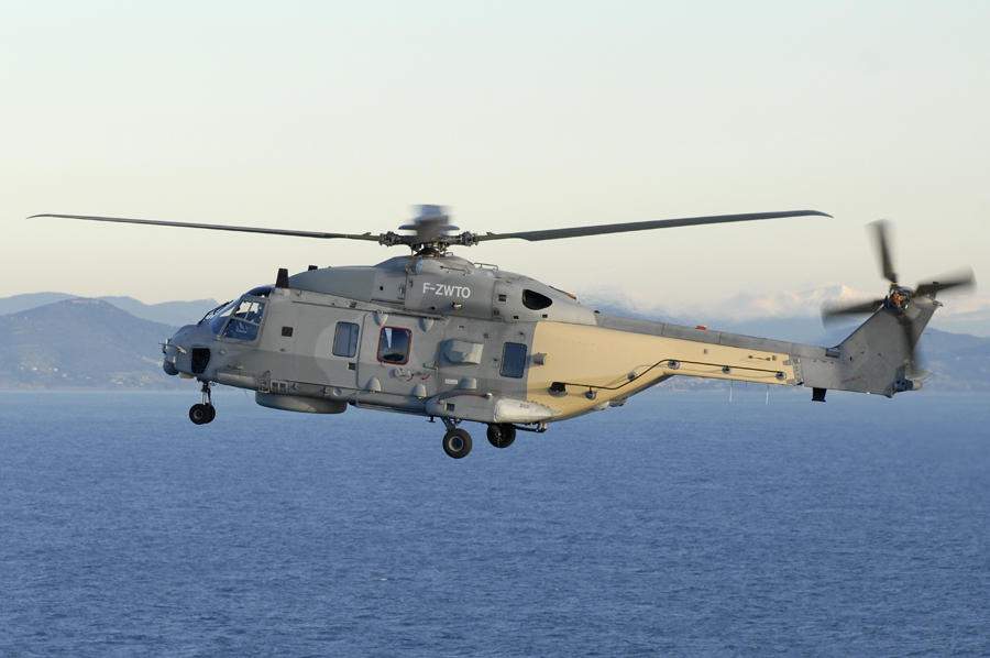 L'hélicoptère de la Marine nationale a participé aux recherches (Photo ©Défense nationale)