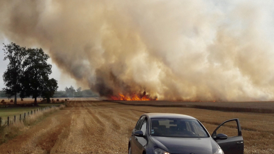 Le feu s'est déclaré dans un champ de chaume et de blé et s'est propagé sur 50 hectares environ (photos d'une lectrice @Amélie Dugroin)