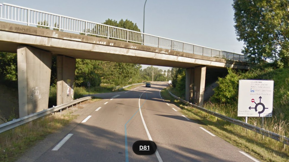 La grue a heurté le haut du pont de la route départementale 281 qui enjambe la D81 (illustration @Google Maps)