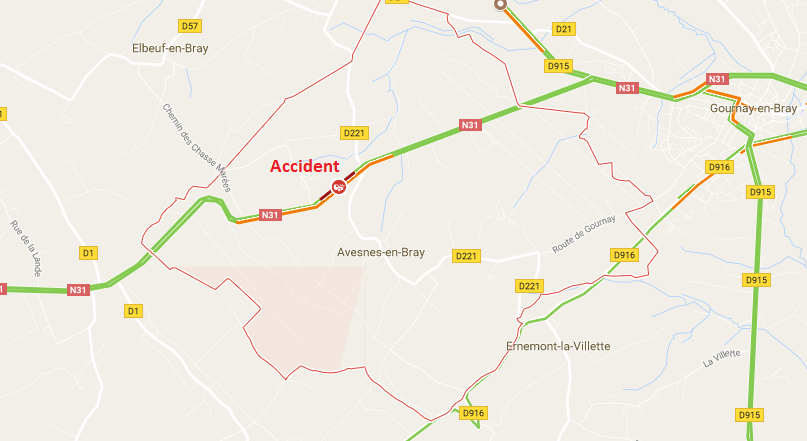 Sortie de route sur la RN31 à Avesnes-en-Bray : la voiture retenue par un arbre dans le fossé 