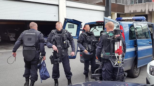 Une soixantaine de gendarmes de la compagnie des Andelys et des pelotons de sécurité et de protection sont intervenus simultanément mardi matin dans l'Eure et dans la Marne (Illustration ©Gendarmerie/Facebook)