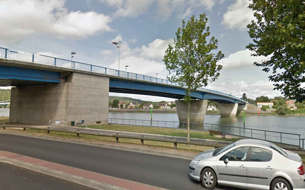 Un témoin a vu la femme se jeter du pont Jean-Jaurès. Les policiers lui ont lancé une corde et ont pu la ramener sur la berge (Illustration © Google Maps)