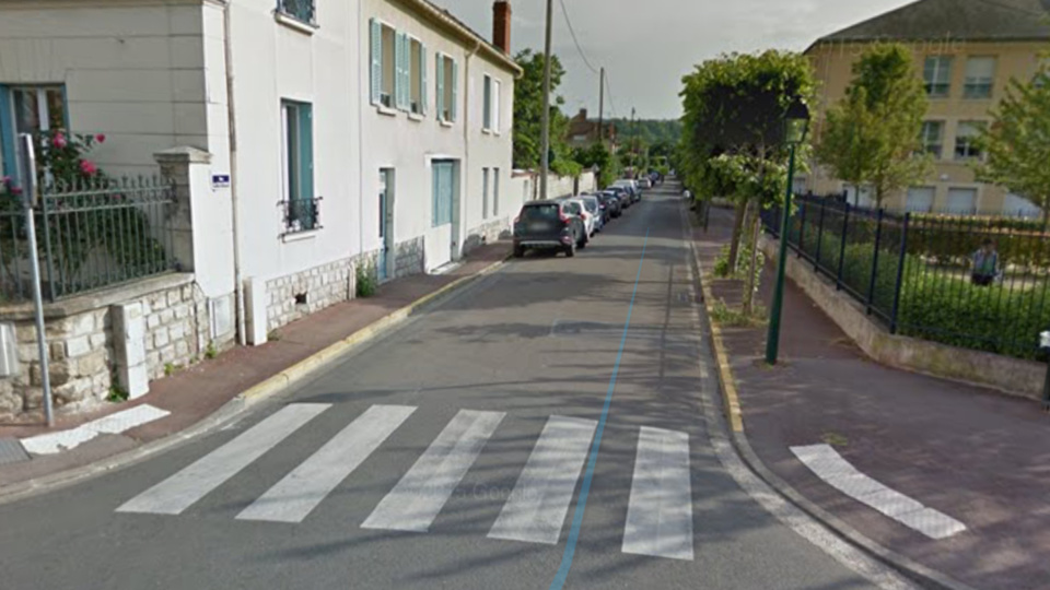 La nonagénaire traversait la rue de l'Équerre sur un passage pour piéton lorsqu'elle a été percutée par une voiture (illustration @ Google Maps)