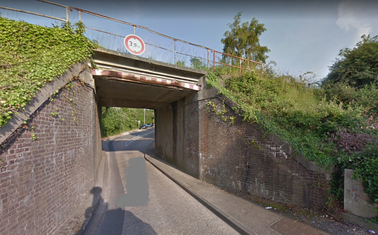 Le pavé a été lancé depuis le pont de la voie ferrée qui enjambe la rue de la Voûte (Illustration© Google Maps)