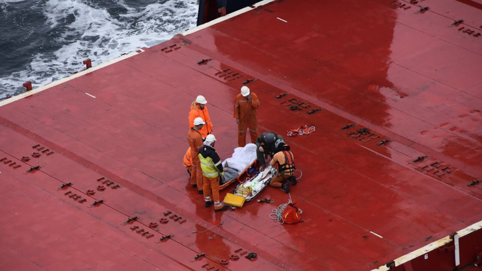 Le marin blessé a été médicalisé avant d’être évacué vers l’hôpital de Cherbourg (Photo @ Préfecture Maritime)