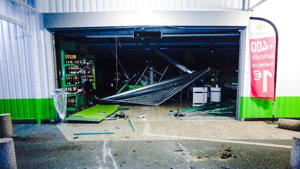 Les casseurs ont utilisé un tracteur pour défoncer le rideau métallique du supermarché (Photo © gendarmerie/Facebook)