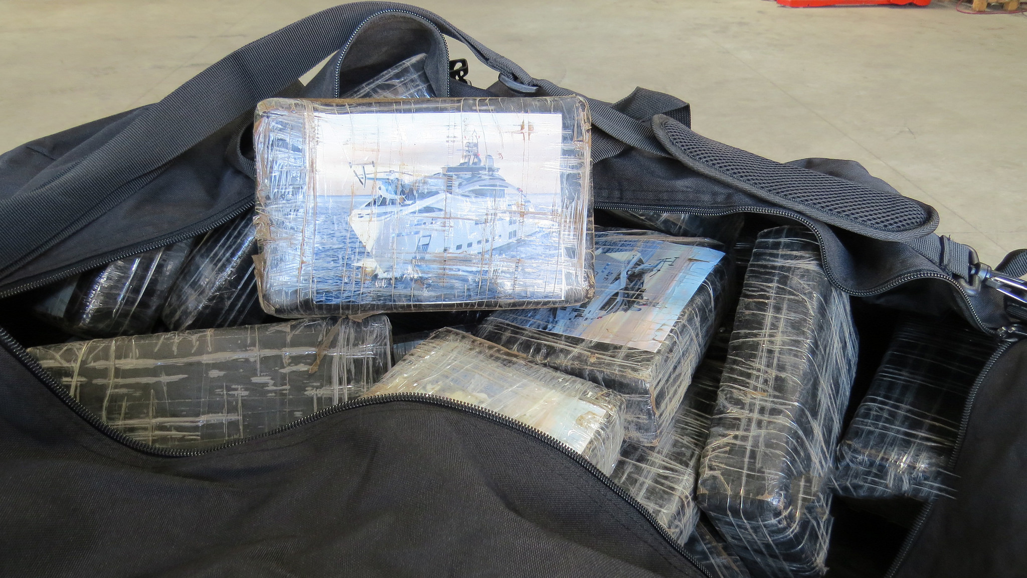 Les pains de cocaïne étaient entreposés dans des sacs de sport (Photo © Douane)