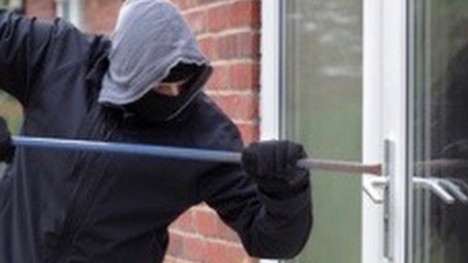 Le cambrioleur a fracturé une fenêtre pour s'introduire dans l'habitation (Illustration)