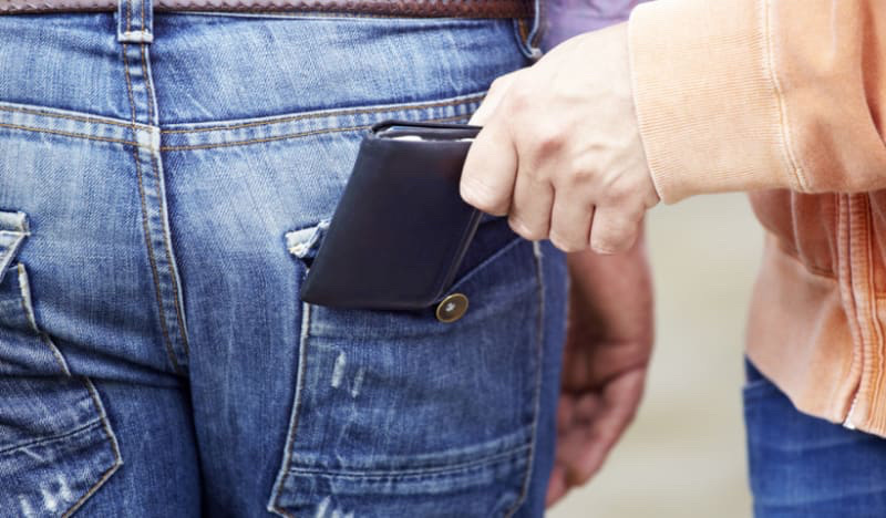 Les enquêteurs ont retrouvé une trentaine de portefeuilles volés lors de la perquisition au domicile du pickpocket à La Courneuve (Illustration)