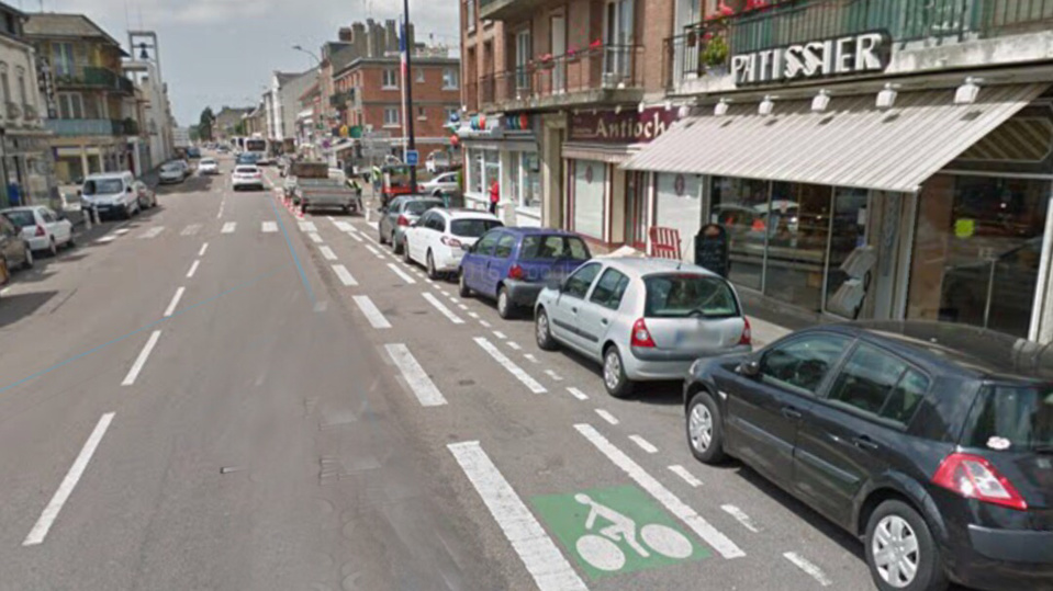 L’individu, arme d’un couteau, a dérobé une centaine d’euros dans cette boulangerie-pâtisserie de la rue de Verdun (Illustration @ Google Maps)
