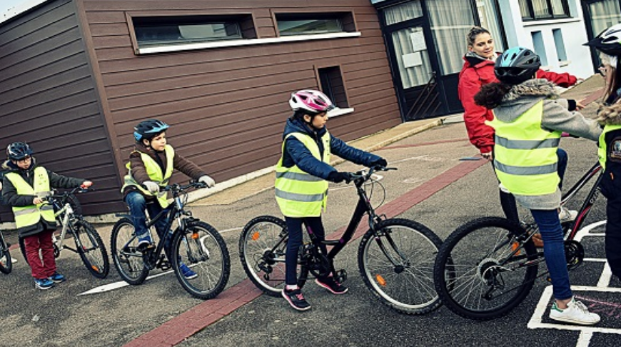 Dans le cadre du service civique à l'hôtel de police, Morgan, Gwendoline et Erwan, ont prodigué de précieux conseils aux écoliers sur la maîtrise de la bicyclette