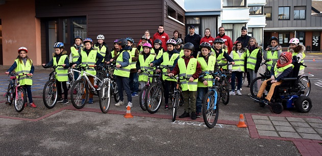 25 élèves de CM1-CM2 de l’école « Les portes de la Forêt » à Bois-Guillaume ont été sensibilisés à la sécurité routière (Photo ©DDSP76)