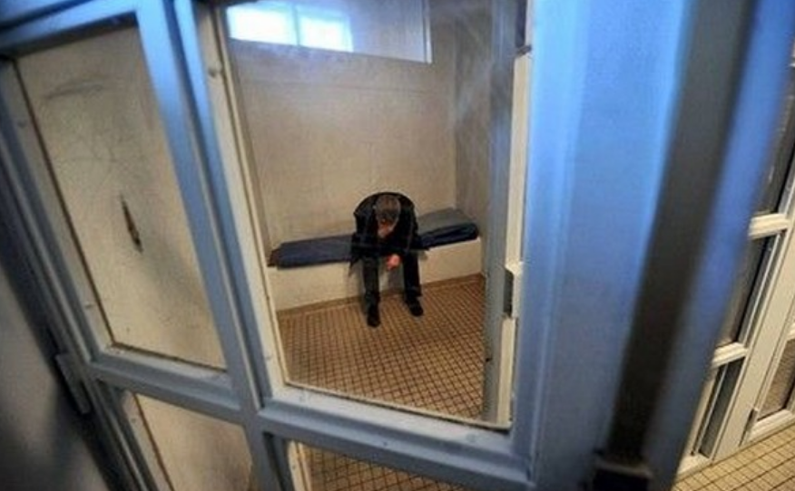 Le quinquagénaire a été placé en cellule de dégrisement en attendant de pouvoir être auditionné sur les faits (Illustration)