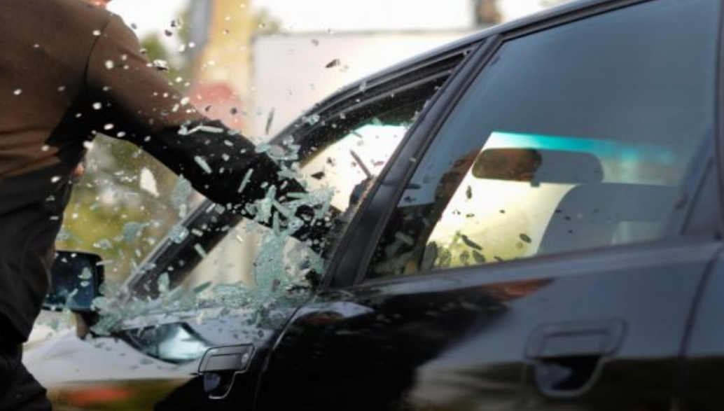 Le roulottier brisait le déflecteur pour s'introduire dans le véhicule (Illustration)