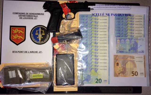 De la résine de cannabis, des billets de banque ainsi qu'une balance électronique et un pistolet d'alarme ont été découverts lors de la perquisition du domicile du père de famille (Illustration © Gendarmerie)