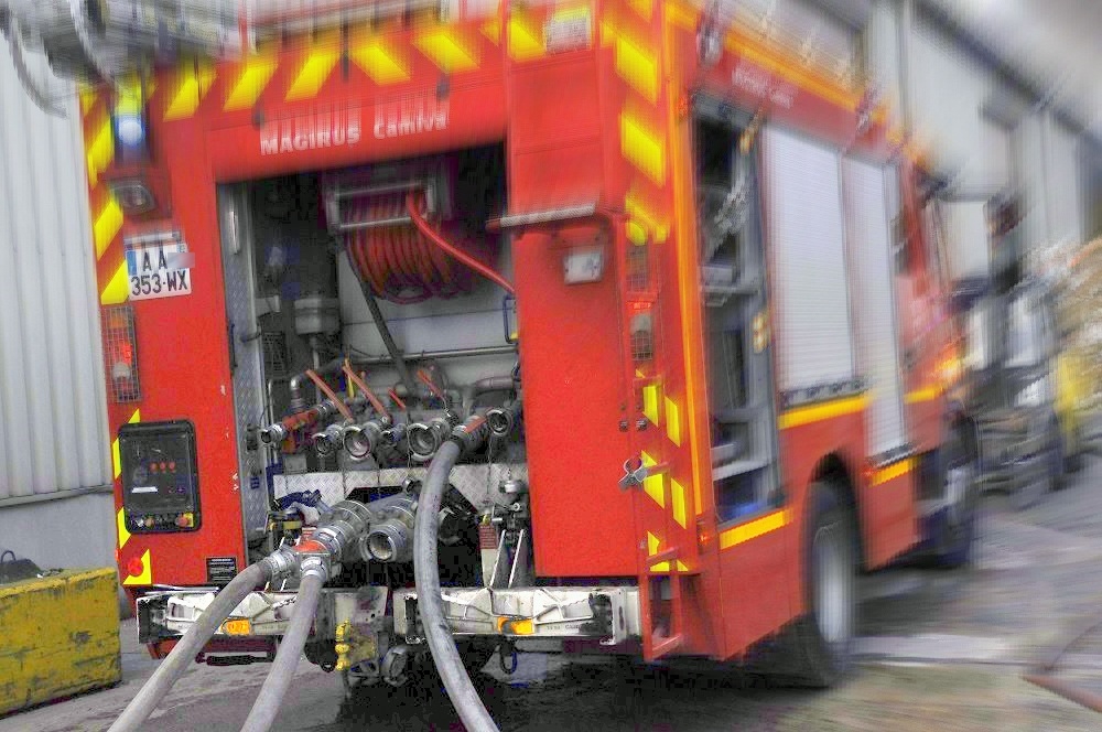 Cinq engins de lutte contre l'incendie ont été mobilisés pour éteindre le sinistre (Illustration © infoNormandie)