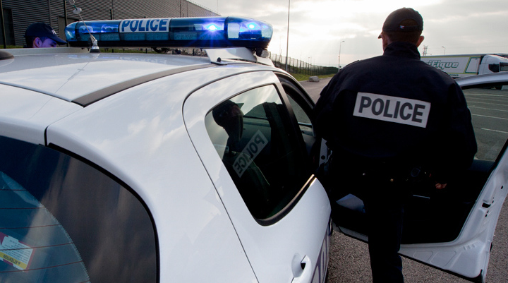 L'un des policiers a été frappé, sans être blessé, par le jeune homme (Illustration © DGPN)