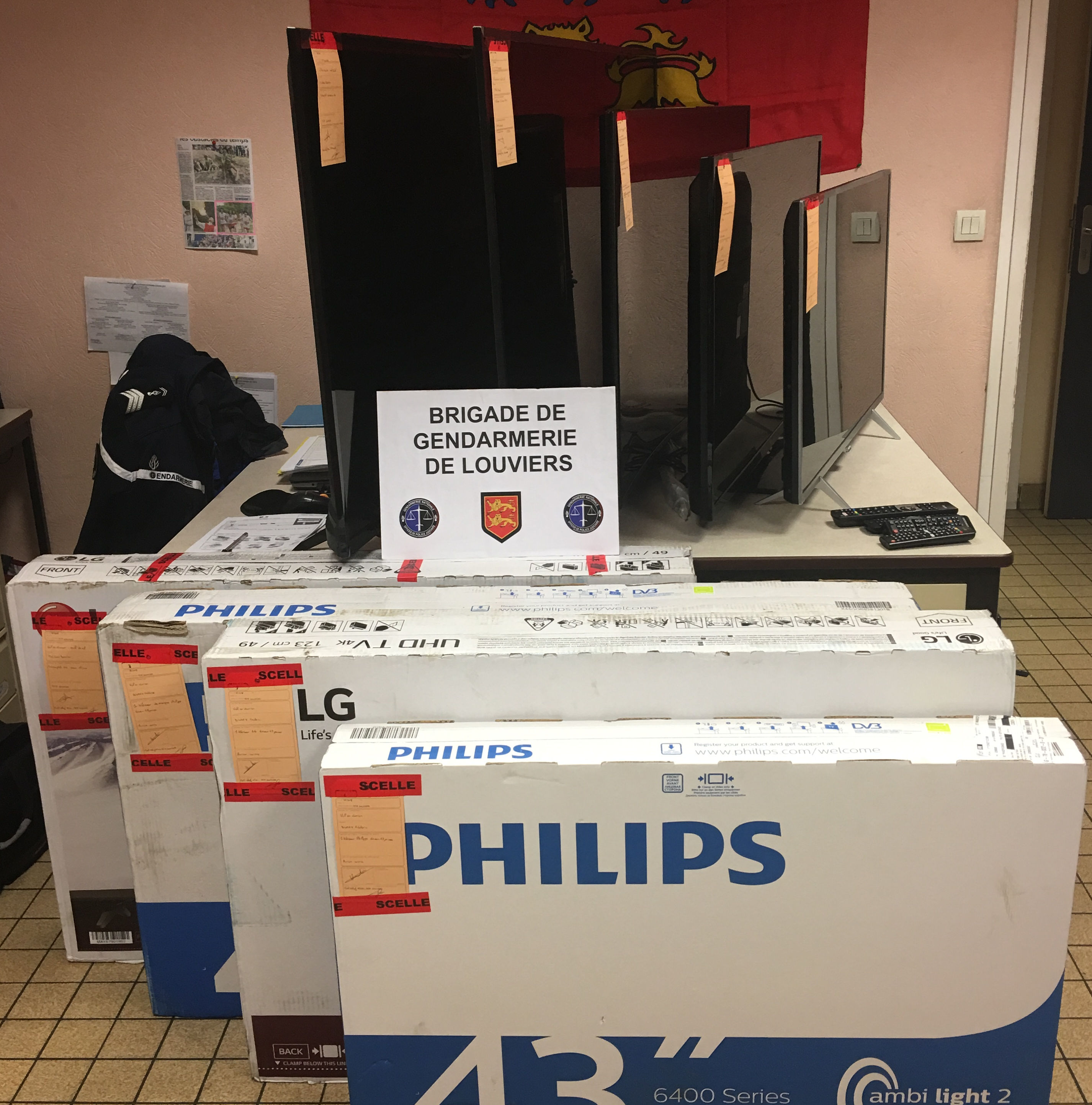 Neuf des douze téléviseurs ont été récupérés par les gendarmes et restitués au transporteur (Photo @ gendarmerie)