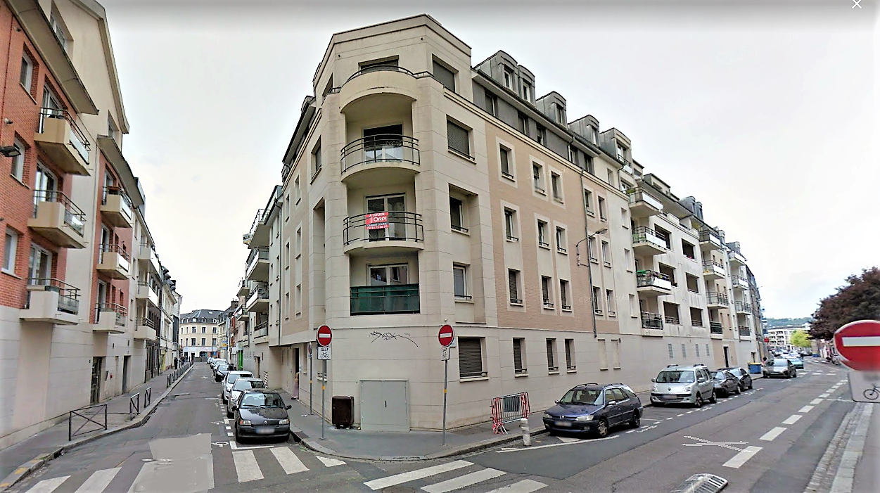 L'incendie s'est déclaré dans un appartement du 1er étage de cet immeuble à l'angle de la rue Pavée et de la rue Malouet (Illustration © Google Maps)