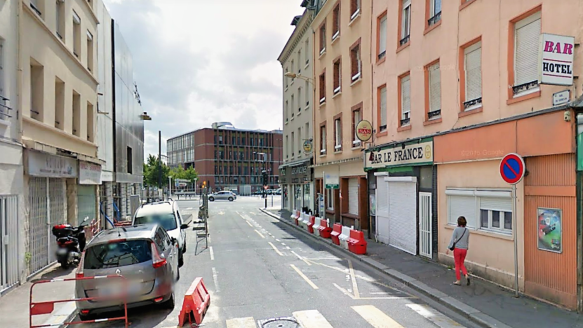Le feu s'est déclaré dans une chambre, au rez-de-chaussée de cet immeuble (à droite) rue du Guesclin (Illustration © Google Map 2016)