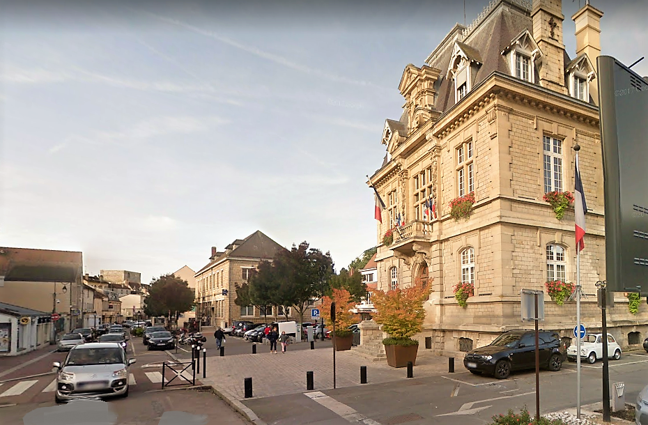 La mairie de Conflans, deux agences bancaires et deux commerces ont été évacués (Illustration © Google Maps)
