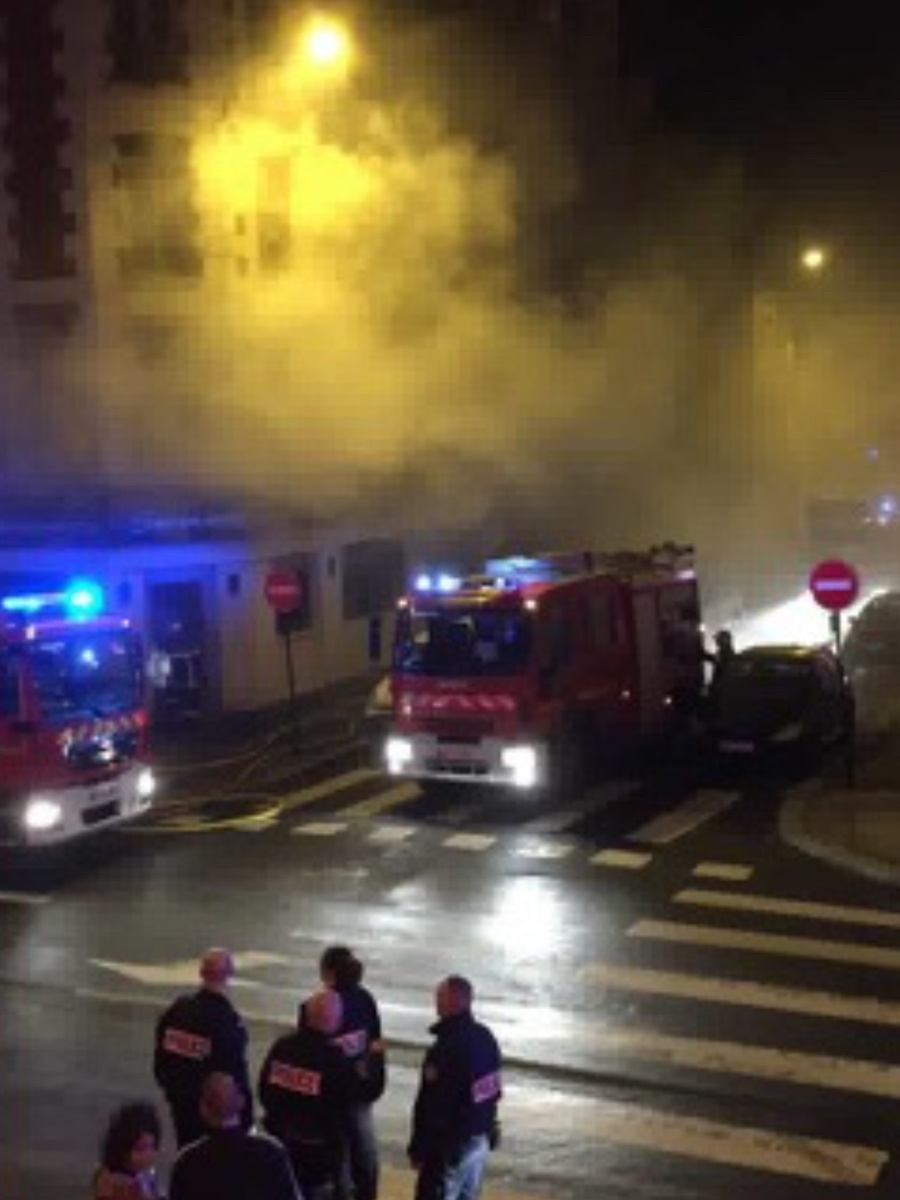 Un nuage de fumée s'échappait du rez-de-chaussée de l'immeuble (Photo © L. S.)