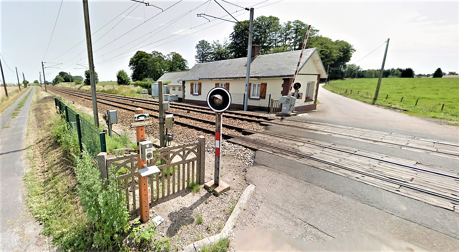 Le drame est survenu près de ce passage à niveau, route de Yébleron (Illustration)