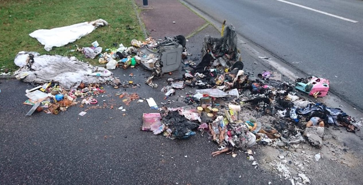 L'adolescent a avoué avoir mis le feu aux deux poubelles pour faire venir les sapeurs-pompiers (Photo © Gendarmerie de l'Eure/Facebook)