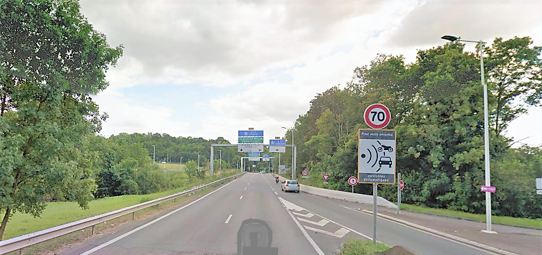 Le radar détruit est implanté en bordure de la route de Chantereine, peu avant d'accéder à la bretelle de l'A13 en direction de Rouen (Illustration)