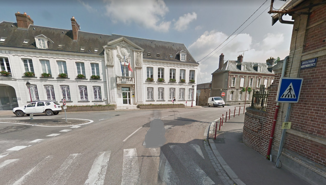 Le piéton a été percuté par le poids lourd à hauteur de ce carrefour, face à la mairie de Gournay-en-Bray (Illustration © Google Maps)