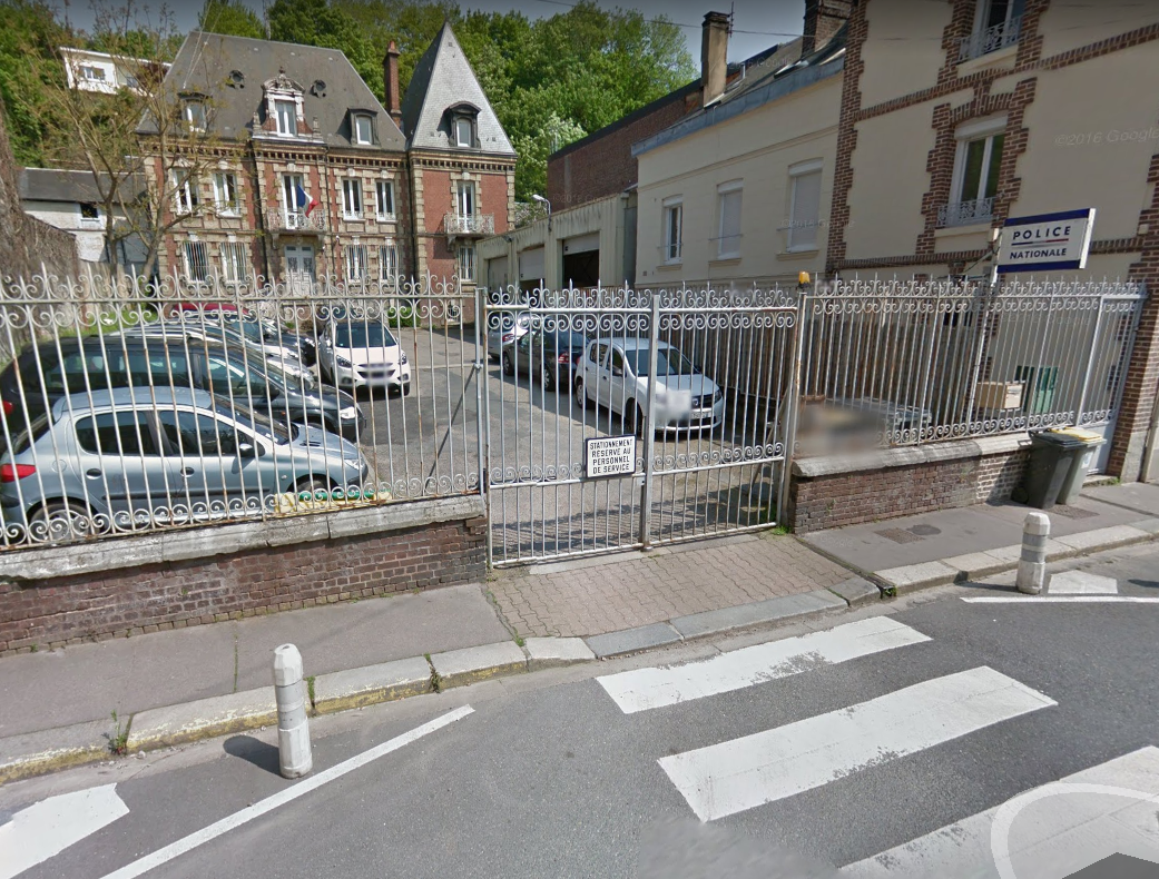 Fortement alcoolisé, le quadragénaire a perdu le contrôle de son scooter devant les grilles du commissariat de Bolbec, rue Thiers (Illustration © Google Maps)