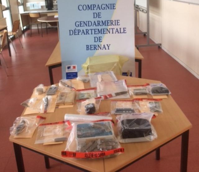 La drogue et le matériel utilisé pour la revente ont été saisis lors des perquisitions
