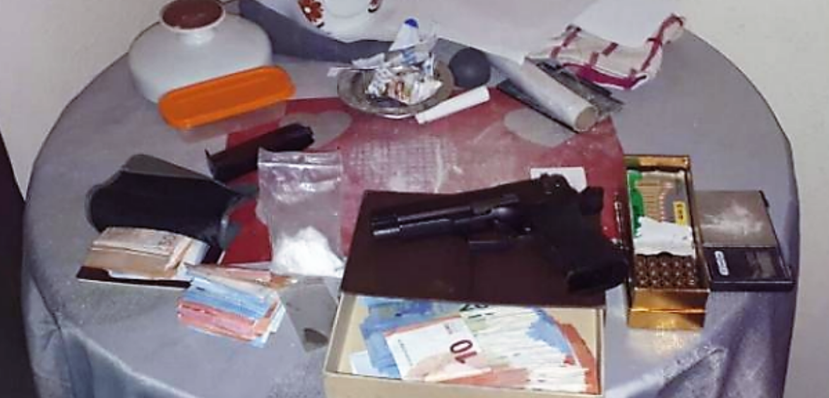 La drogue, l'argent et les armes ont été saisis (Photo © Gendarmerie)