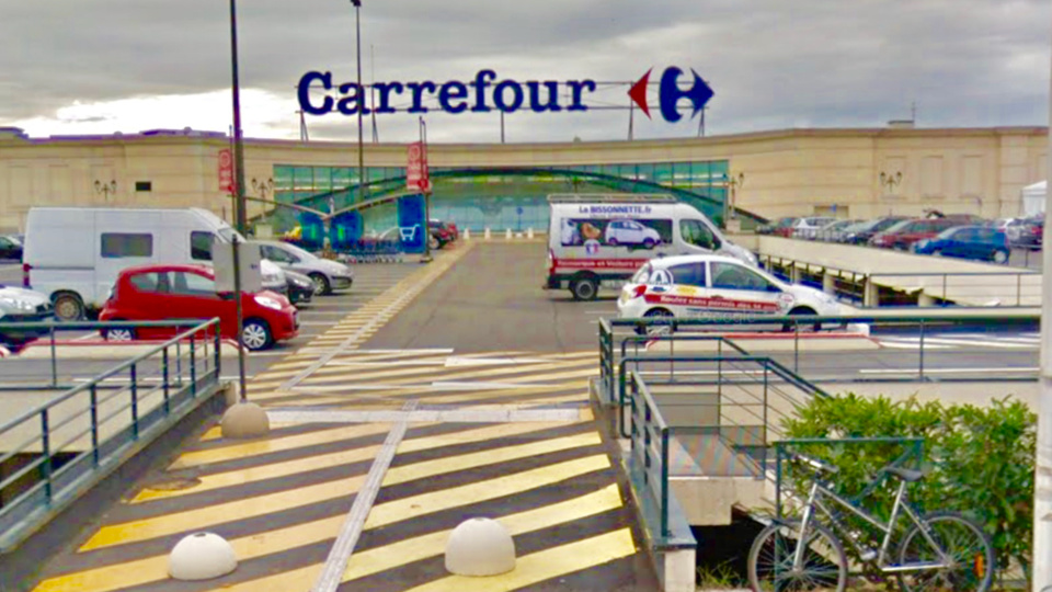 Manif d’agriculteurs : lâcher de pigeons et caddies renversés chez Carrefour à Montesson (Yvelines)