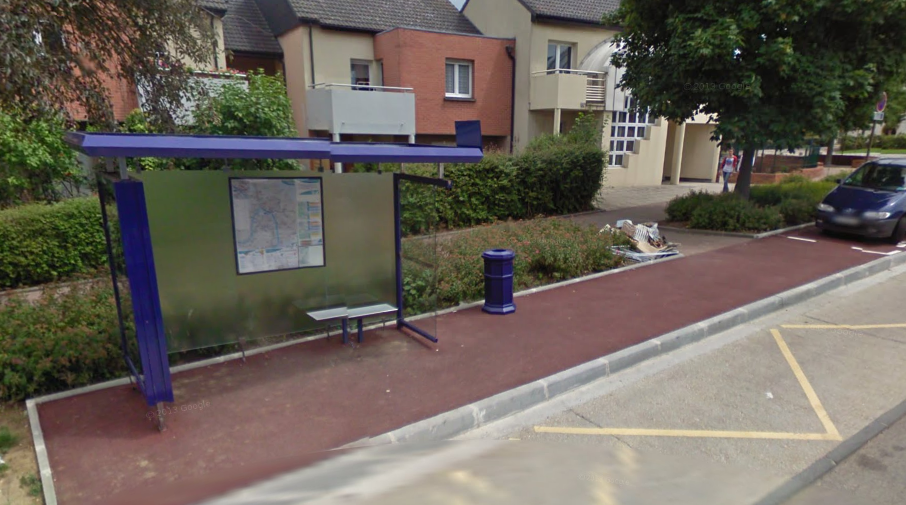 La vitre de l'abri-bus a volé en éclats (Illustration © Google Maps)