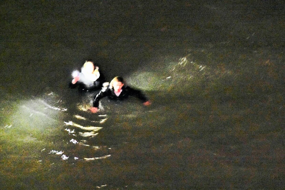 Les deux jeunes en difficultés ont été hélitreuillés à bord de l'hélicoptère de la Marine nationale (Photo © Premar)