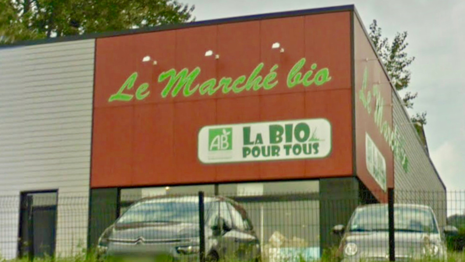 Le directeur du magasin a été plaqué au sol et contraint s’ouvrir le coffre fort (Illustration)