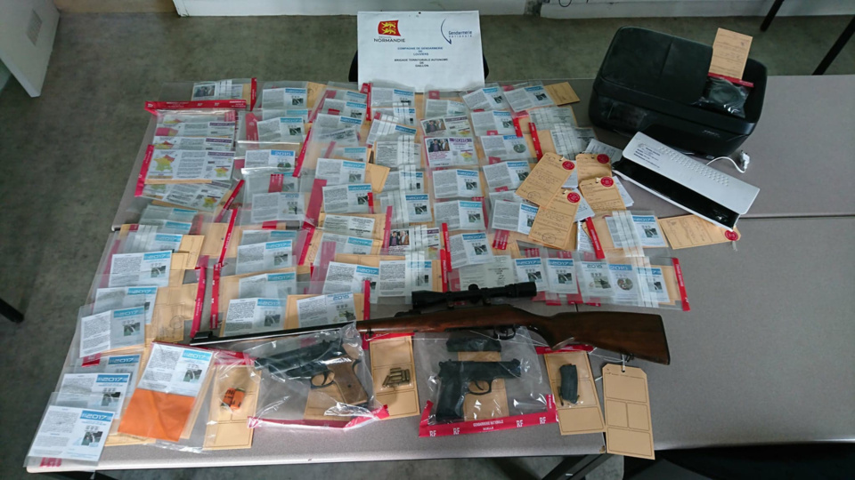 Des billets de banque, des armes, munitions et fausses cartes de pêche ont été découverts lors de la perquisition des gendarmes au domicile du commerçant de Gaillon (Photo © Gendarmerie)