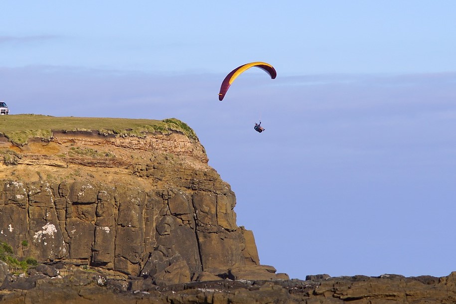 Le parapentiste aurait percuté accidentellement la falaise (Illustration © Pixabay)