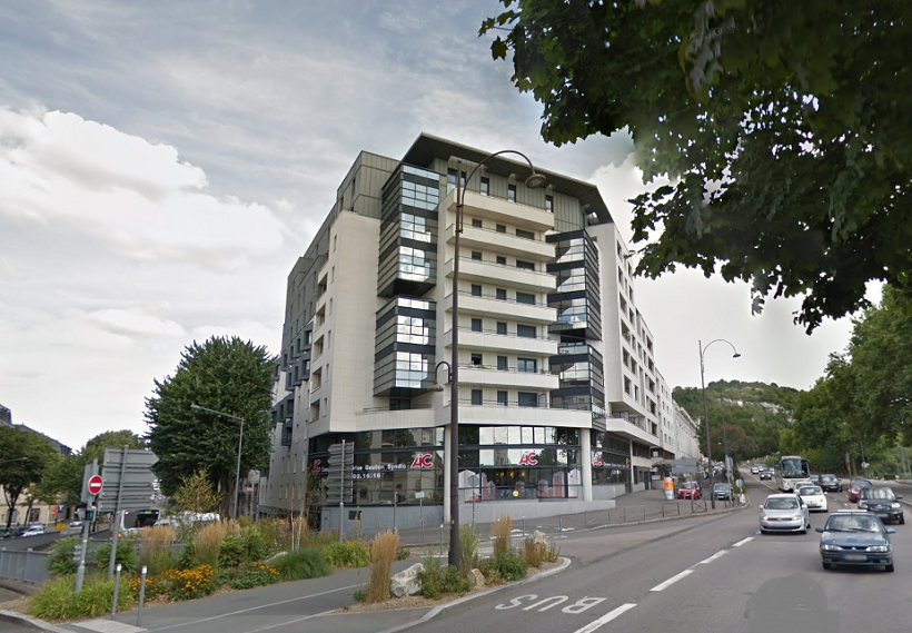 L'homme, très grièvement blessé, a été découvert au pied de cet immeuble situé à l'angle du boulevard Gambetta et du quai de Paris à Rouen (Illustration © Google Maps)