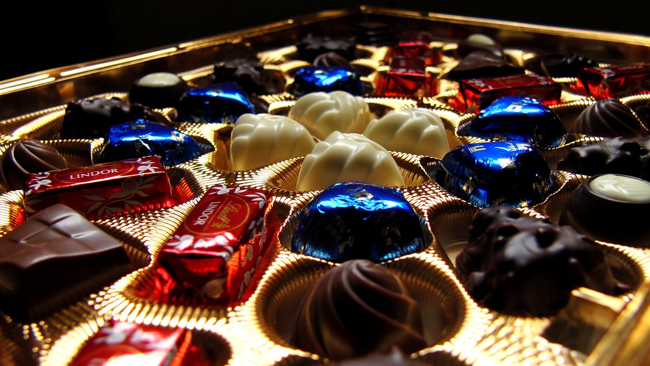 Elle refuse sa boite de chocolats, il la frappe violemment (Illustration © Pixabay)