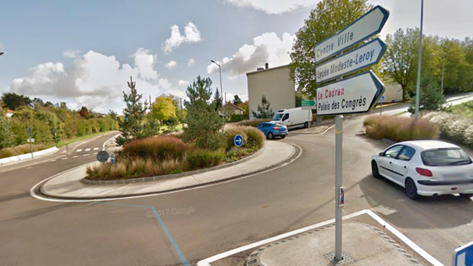 La moto a percuté la remorque dans ce rond-point - Illustration @ Google Maps